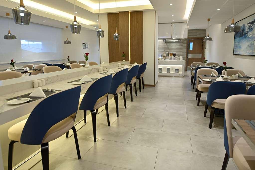 Comfort Hotel Jeddah King Road Ресторант снимка